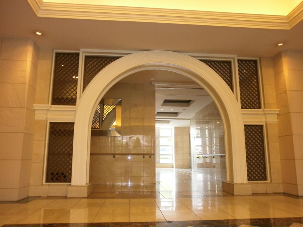 Entrance. Common areas