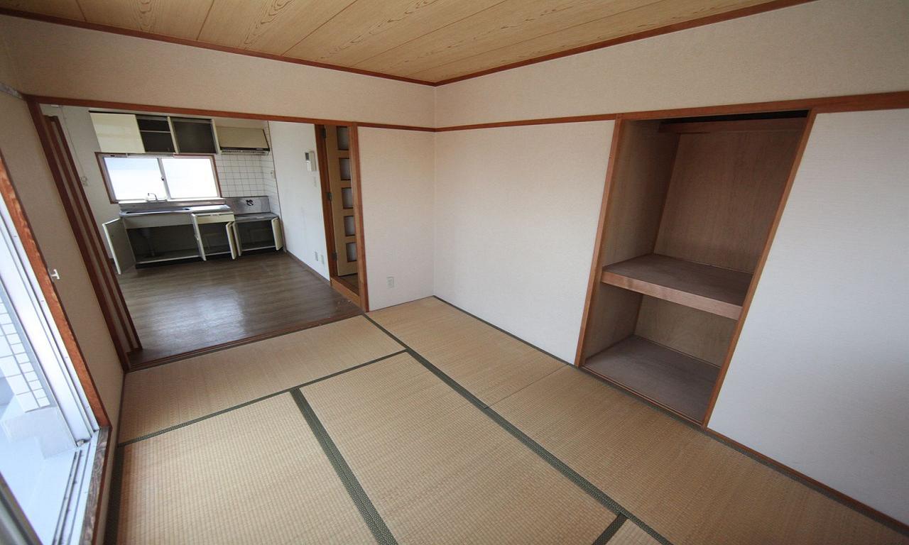 Other room space. Japanese-style room 6 quires You can also use partitions also connected with the Pledge DK6