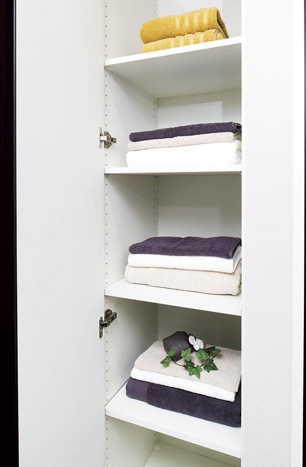 Bathing-wash room.  [Linen cabinet] The powder room, Linen cabinet that such as towels and shampoo can be stored to organize the shelves are available (same specifications)