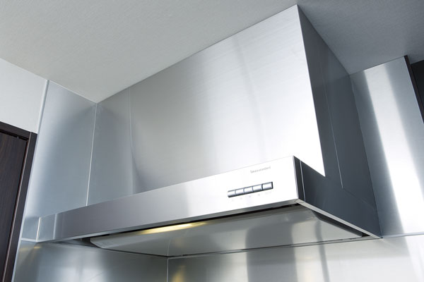 Kitchen.  [Stainless steel range hood] In sharp design that takes advantage of the characteristic of the stainless steel material unique, Smart kitchen space has been directed (same specifications)
