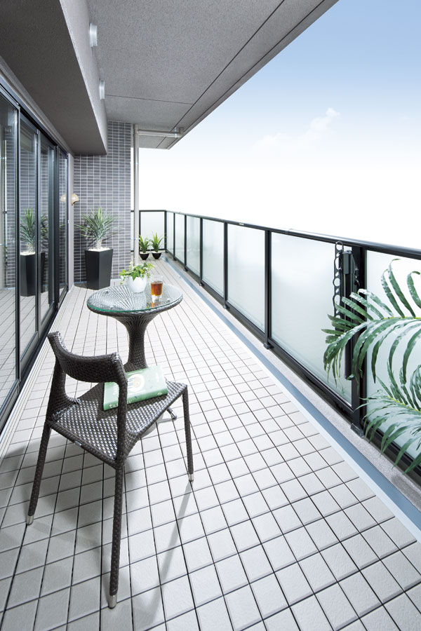 balcony ・ terrace ・ Private garden.  [balcony] Enjoy gardening, Etc. to spend the lunch and tea time, It is versatile to-use balcony ※ The sky is synthetic. In fact a somewhat different (F type model room)