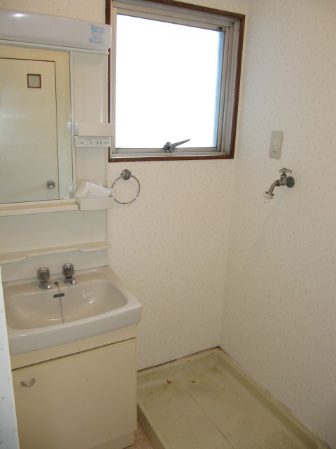 Washroom. Laundry Area