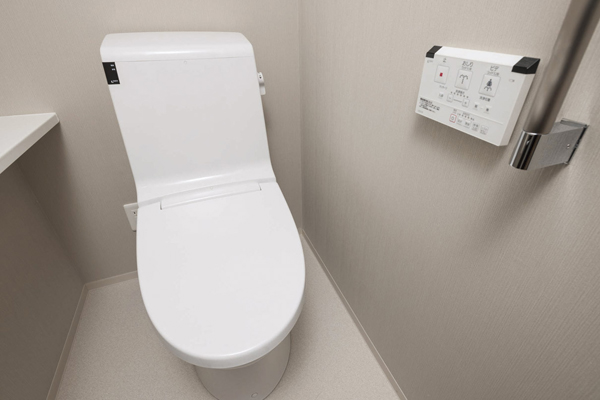 Toilet.  [Heating toilet seat with warm water washing function] The toilet, Use clean and comfortable, Equipped with a heating toilet seat with warm water washing function, which also attached deodorizing function. Since the toilet lid is the type that can be easily attached to and detached from clean it is also happy to (same specifications)