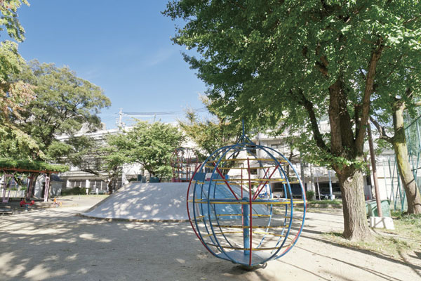 Surrounding environment. Parenting family regions - the glad seven small park. Ground because (with a fence) also is likely to be without any catch hesitation (2-minute walk ・ About 120m)
