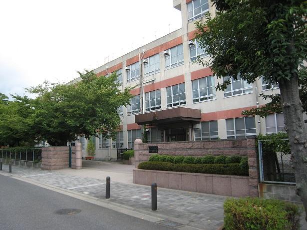 Junior high school. 715m to Nagoya Municipal Azuma junior high school