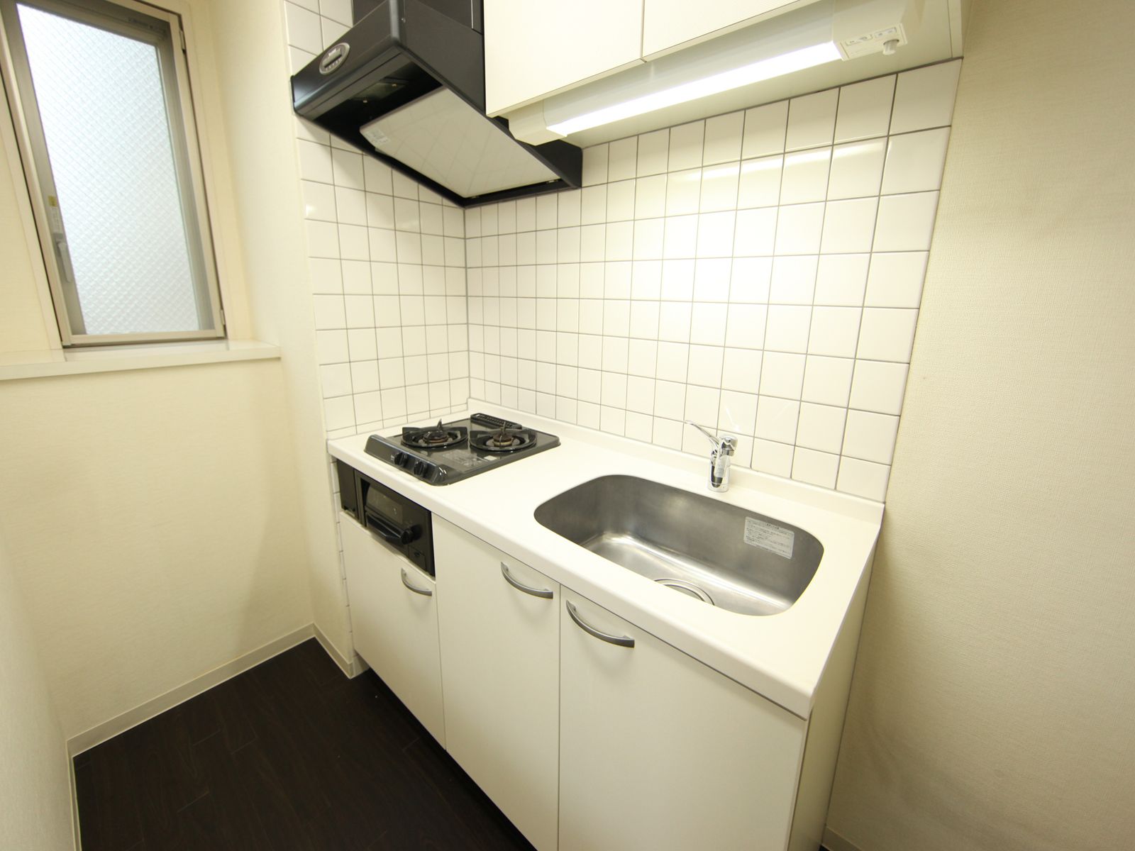 Kitchen. System kitchen (gas 2-neck ・ With grill) with window (ventilation good)