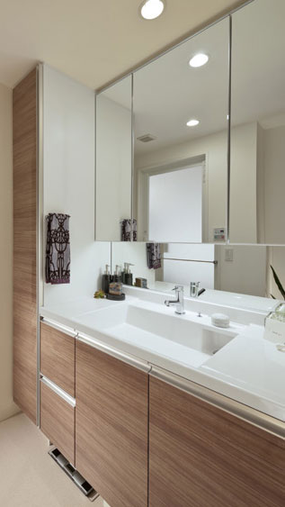 Bathing-wash room.  [Powder Room] Three-sided mirror can be stored together small items such as, The whole family has finished in comfortably usable space (model Room D type)