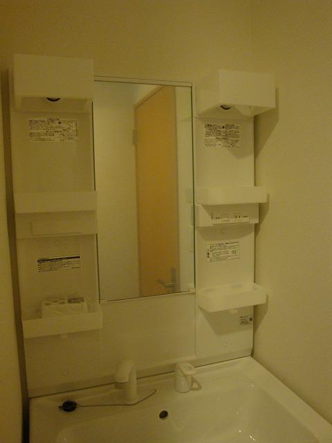 Wash basin, toilet.  2013.12.20 Shooting