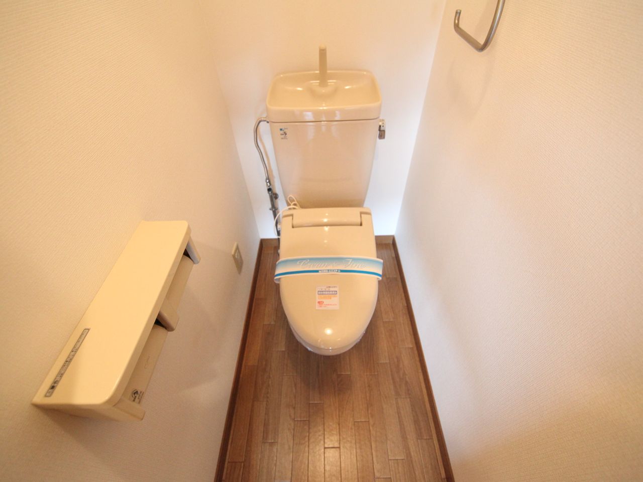 Toilet. Toilet (heating toilet seat)