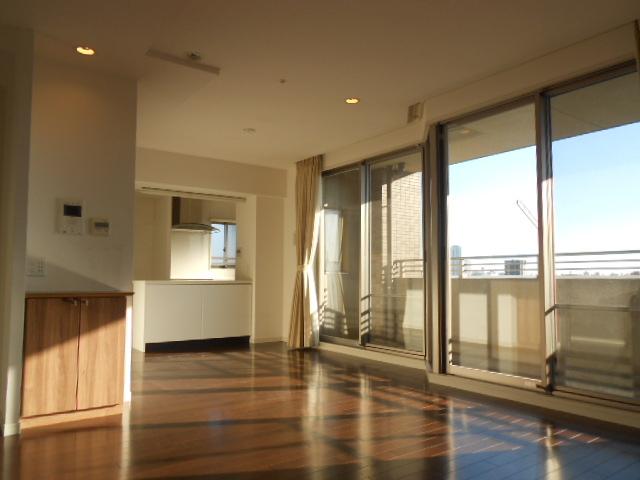 Living. About a 20-quires of LDK. It contains the bright pleasant natural light from Gyakuhari high sash of 2.14m.