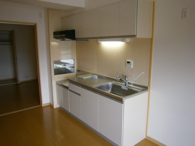 Kitchen. Living room can be used widely and there is a kitchen on the wall side.