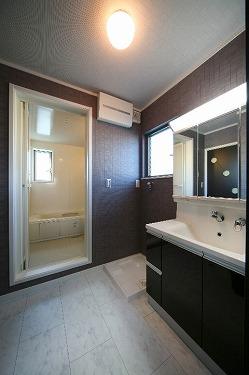Same specifications photo (bathroom). Bathroom that combines modern and brightness. A landscape mirror as standard, Also has a gas-type bathroom ventilation drying heater. It is with basin heating in washroom. 