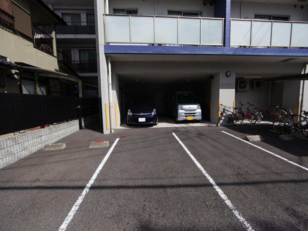 Other common areas. On-site flat 置駐 car park