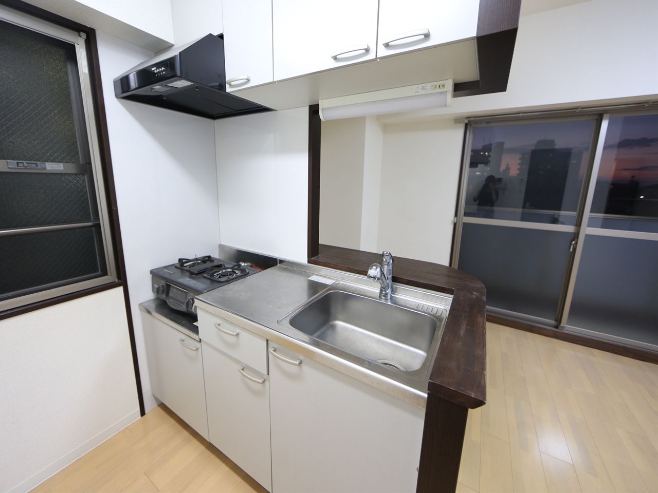 Kitchen. Counter kitchen (gas two-burner stove ・ With grill)