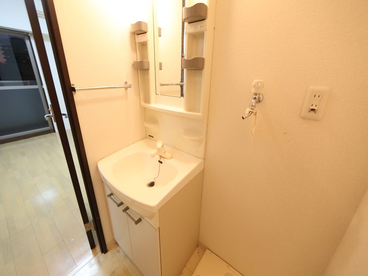 Washroom. Dressing room Independent washbasin You can washing machine available