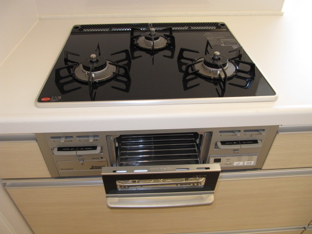 Kitchen. 3-neck gas stove