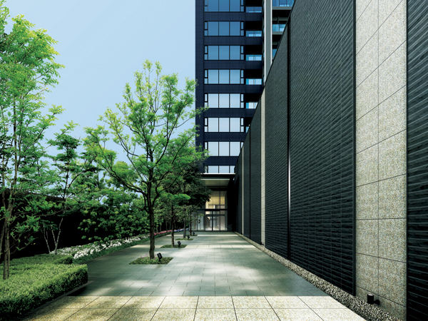 Features of the building.  [Entrance Rendering] At the feet of the property is, There is an approach that invites the owner from the town to the entrance. To harmony with the lush this town, Subjected to tree planting rhythmically, Through the pleasant sunlight filtering through trees, It has been designed to advance slowly