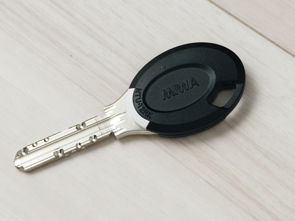 Security.  [Non-touch key] To the entrance of the auto-lock door, That can be unlocked by simply closer to the sensor, Have adopted a non-touch key (non-contact type key). There is no trouble inserting the key into the keyhole, It can be operated comfortably / Same specifications