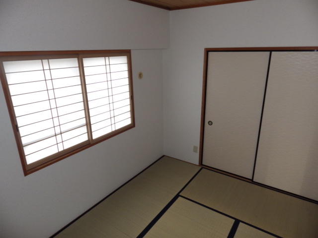 Other room space. Is a Japanese-style room that has continued in the living room