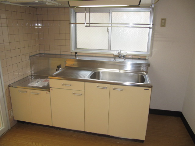 Kitchen. Two-necked gas stove installation Allowed