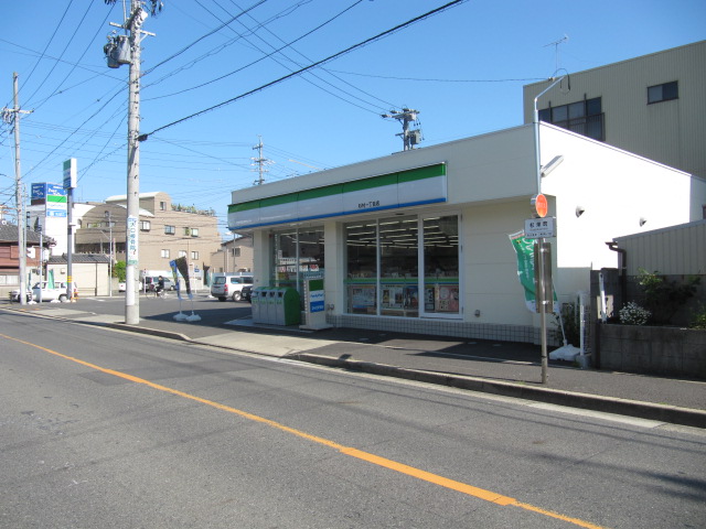 Convenience store. FamilyMart Sugimura chome store up (convenience store) 564m