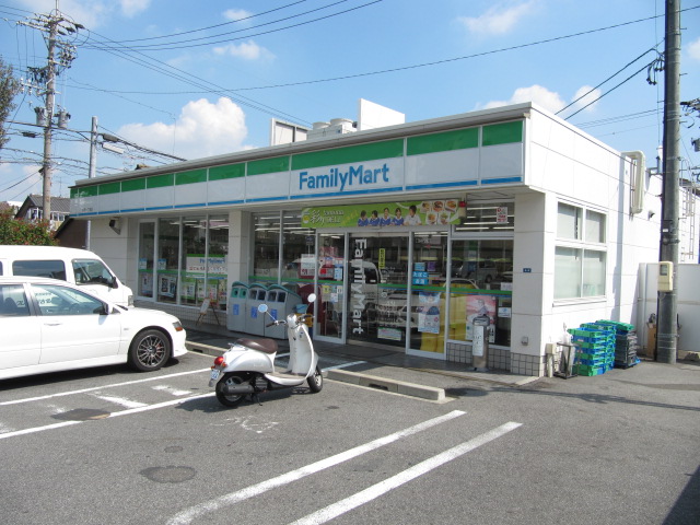 Convenience store. FamilyMart Yoshino chome store up (convenience store) 500m