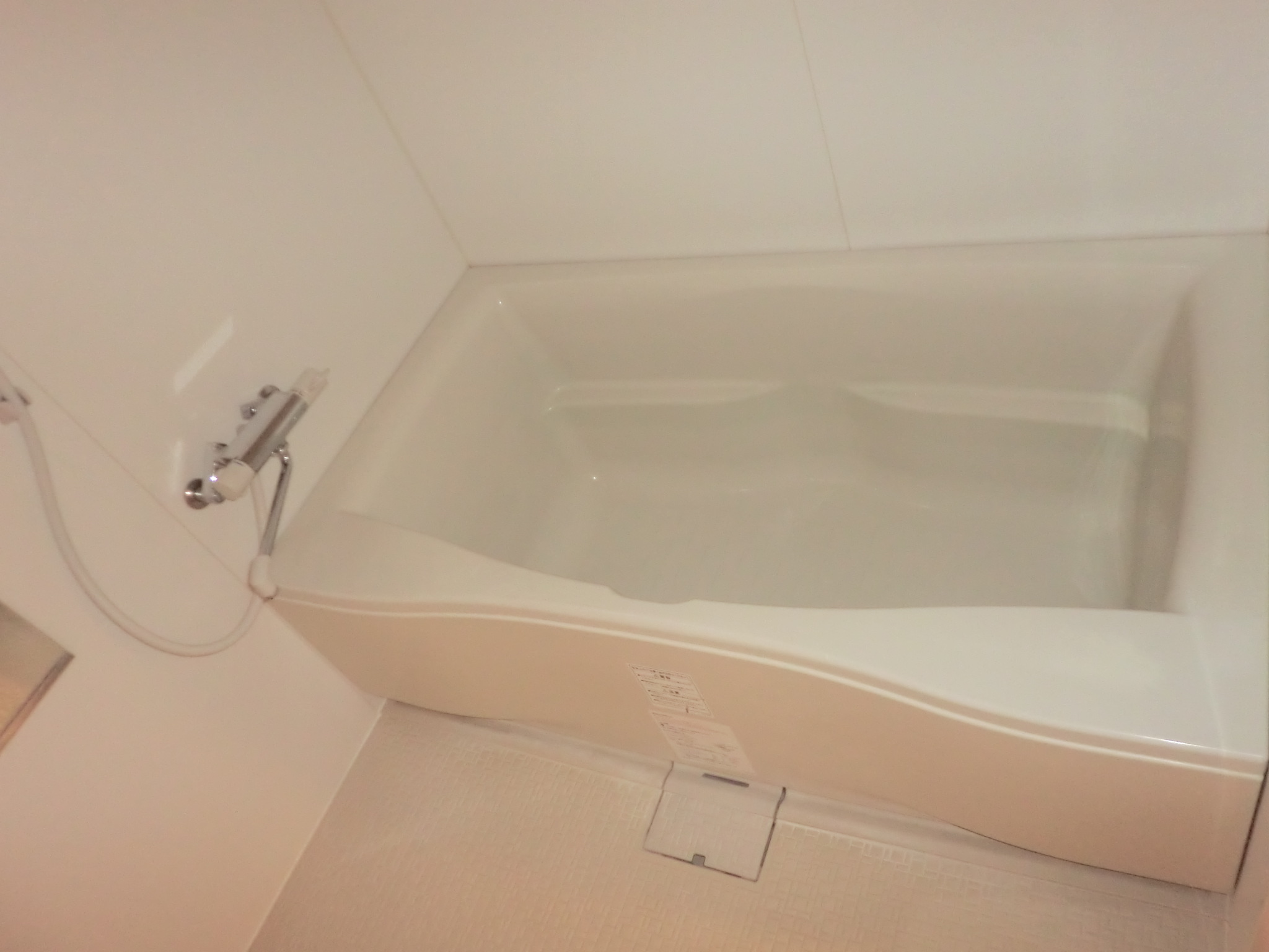Bath. Wide bathtub