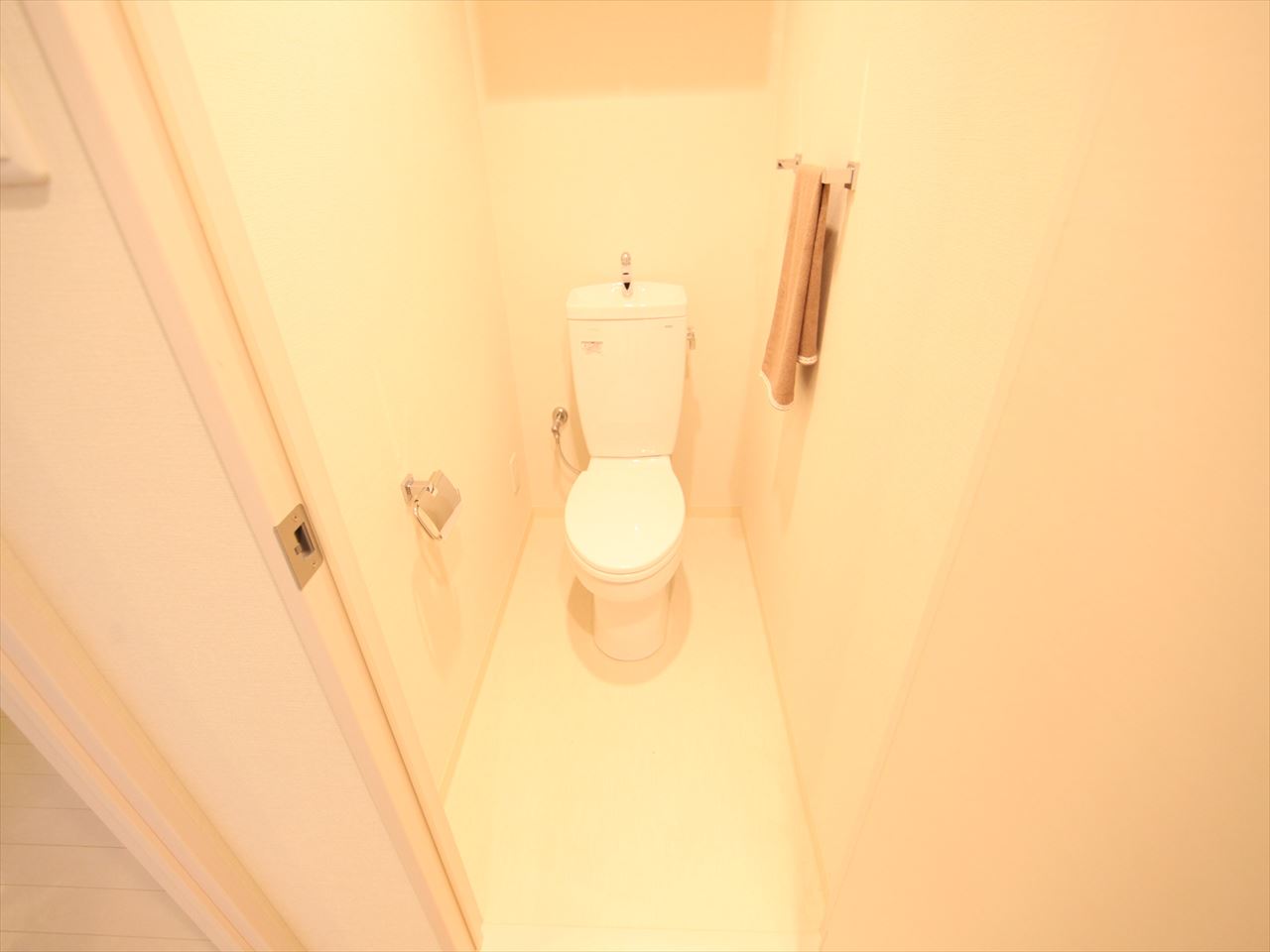 Toilet. Toilet (bath separate toilet) warm water washing toilet seat mounting Allowed