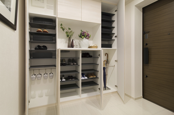 <Entrance> wall fill the storage space that takes advantage. There is also a umbrella stand and boots hanger with large capacity, You Shimae plenty. You can use the amount of storage it is To spacious entrance