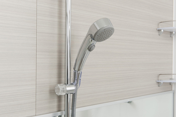 Bathing-wash room.  [Hand stop the water with a shower head] Hand in the water stop ・ Adopt a shower head to be switched diligently water discharge. For good not have to leave out the hot water at the time of shampooing, It leads to water-saving (same specifications)