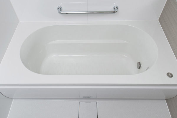 Bathing-wash room.  [WA bathtub] The combination of straight lines and semicircle, Gently wrap the whole body of universal design bathtub. The edge portion of the tub, Can also be used as a stool (same specifications)