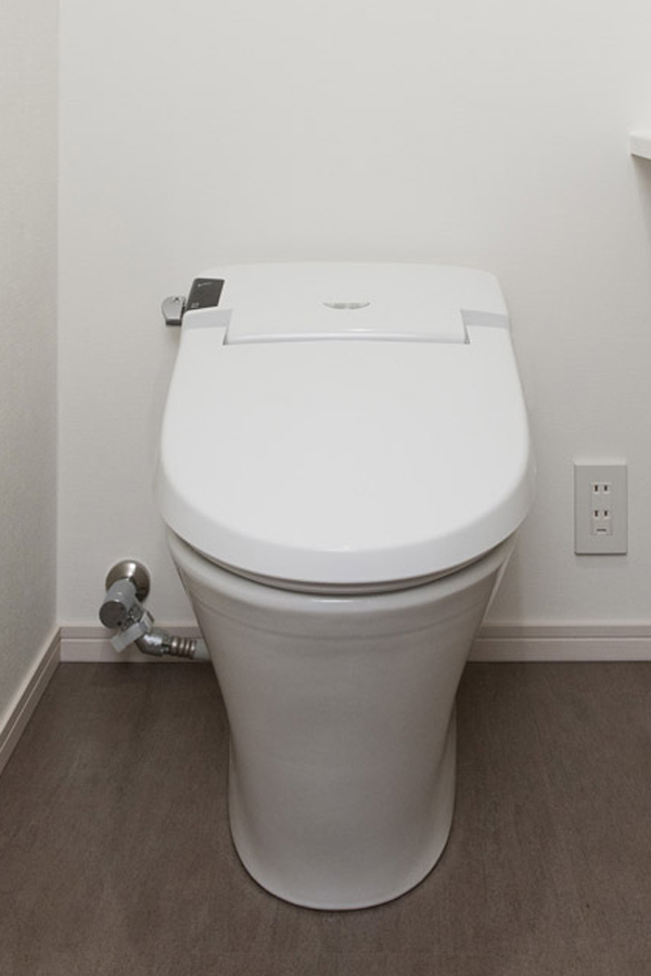 Toilet.  [Tankless toilet] Compact design that eliminates the tank. And a fully automatic toilet bowl cleaning washing with automatic rises from the toilet seat, Full automatic toilet seat function that can open and close the lid is equipped with without touching the hand (same specifications)