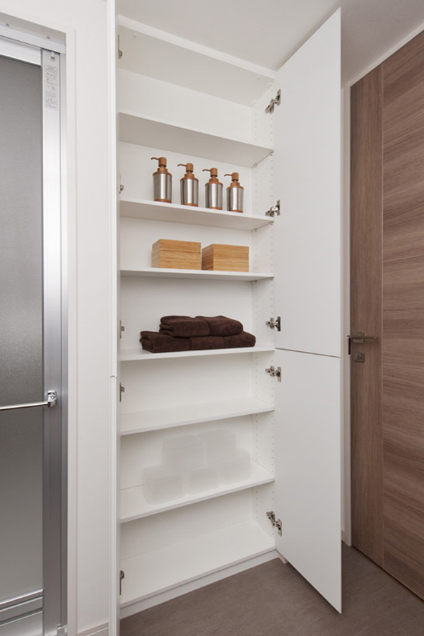 Bathing-wash room.  [Wash room storage] Linen cabinet that the towels and shampoo can be stored and organized on the shelves have been installed (same specifications)