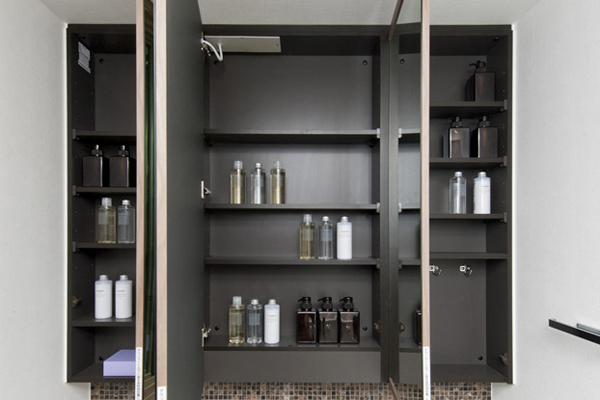 Bathing-wash room.  [Three-sided mirror back storage] Established a cabinet Toiletries and cosmetics can be abundantly accommodated in the mirror behind the wide triple mirror. It keeps beautifully around vanity (same specifications)