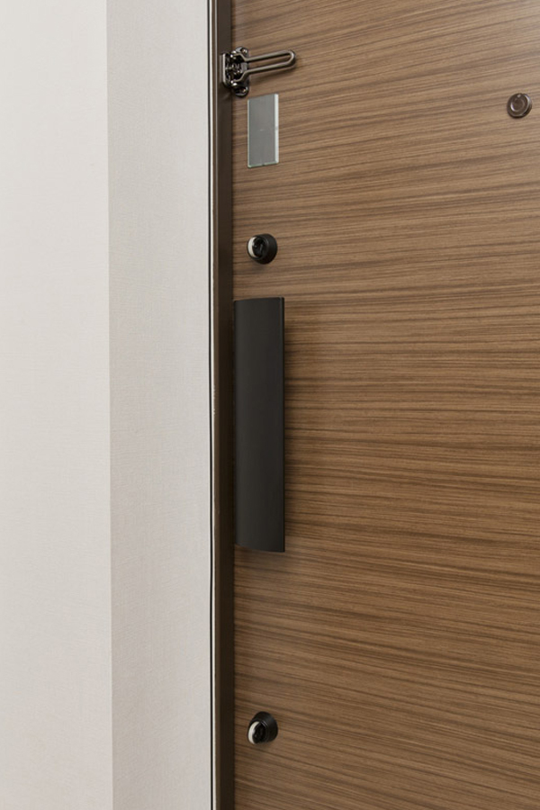 Security.  [Double Rock] To the entrance door, In addition to the double lock that can be locked with two units at the top and bottom, Adopted a crime prevention thumb and sickle dead lock switch type. It has over and over again to increase the security of (same specifications)