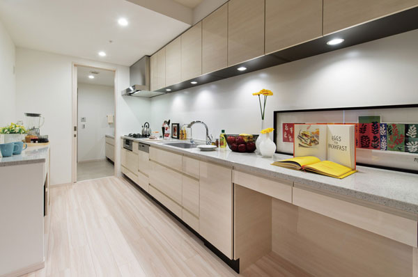 A type model room. Mom can become the leading role, Long counter kitchen. Housework space will enhance. Counter is convenient can also be used as ironing and computer desk