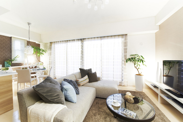 Room and equipment. Invite the bright light and a pleasant breeze, Spacious living room is full of open feeling of relaxation space (C type model room)