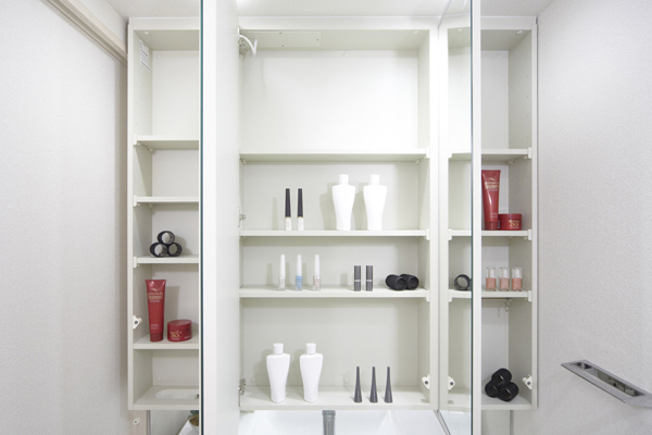 Bathing-wash room.  [Kagamiura storage] Adopt a three-sided mirror with a large storage on the back. It can be stored to hide such as Komakai cosmetics, It looks and neat (same specifications)