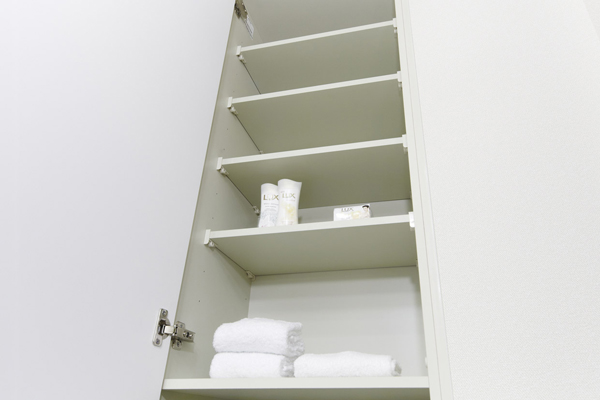 Bathing-wash room.  [Linen cabinet] Linen cabinet can be stored by dividing such as toiletries and towels have been installed (same specifications)