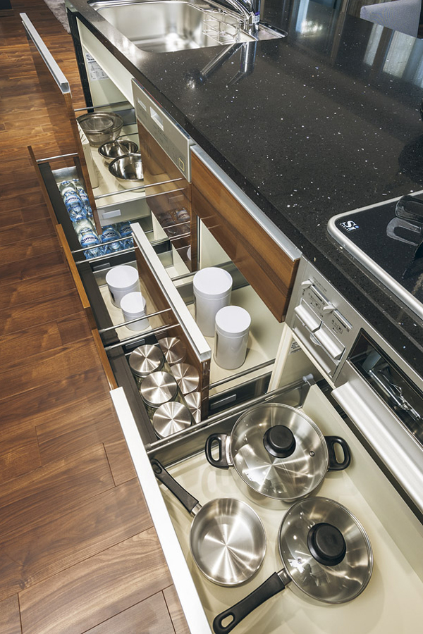 Kitchen.  [Sliding storage] Harnessed effectively to the back of the space, And out is also easy sliding storage. You can organize efficiently until the seasoning from a large pot (same specifications)