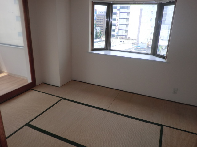 Living and room. It is a Japanese-style room with a bay window.