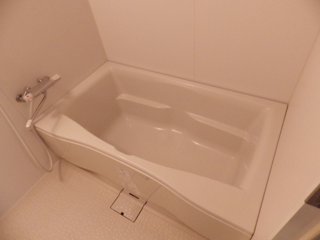 Bath. Wide bathtub