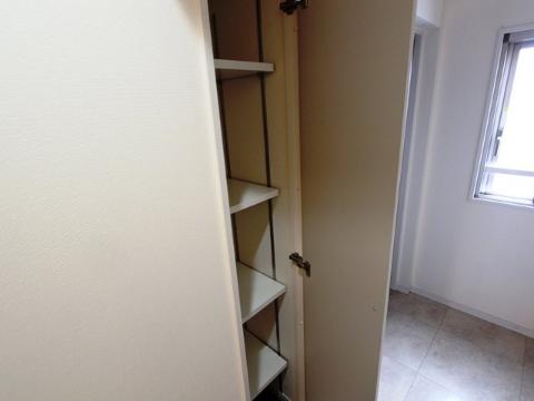 Other room space. Entrance storage