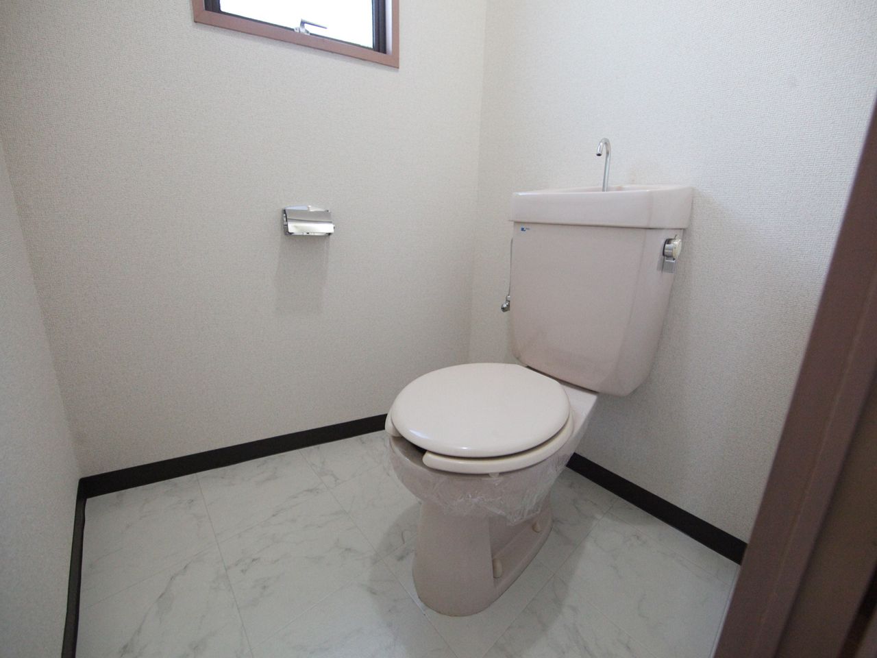 Toilet. Warm water washing toilet seat mounting Allowed toilet With window