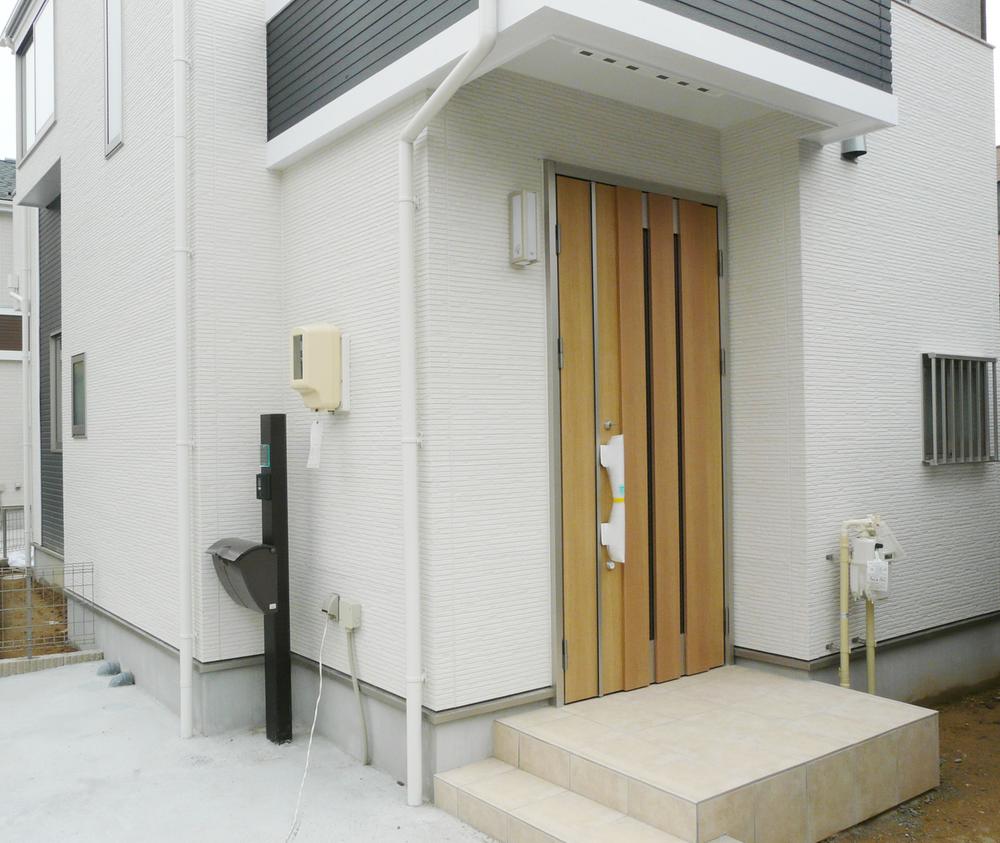 Entrance. Same construction company equivalent specification photo