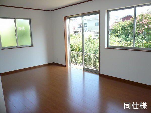 Same specifications photos (living). Same construction company equivalent specification photo