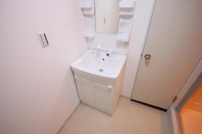 Washroom. Shampoo dresser equipped