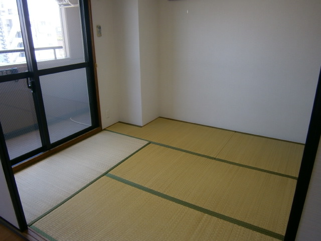 Living and room. Bright Japanese-style room is 6 Pledge