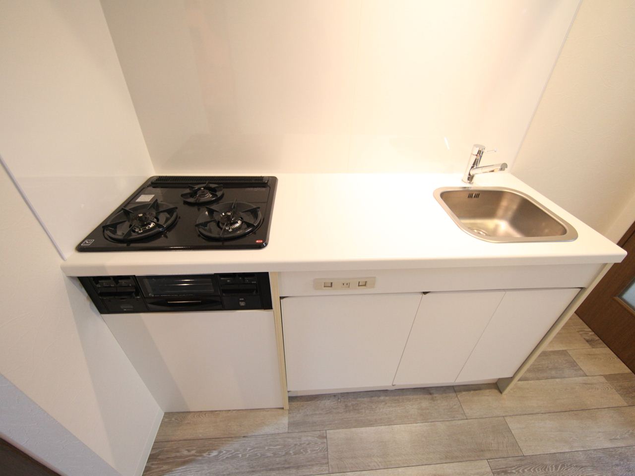 Kitchen. System kitchen (gas stove three-necked) with grill