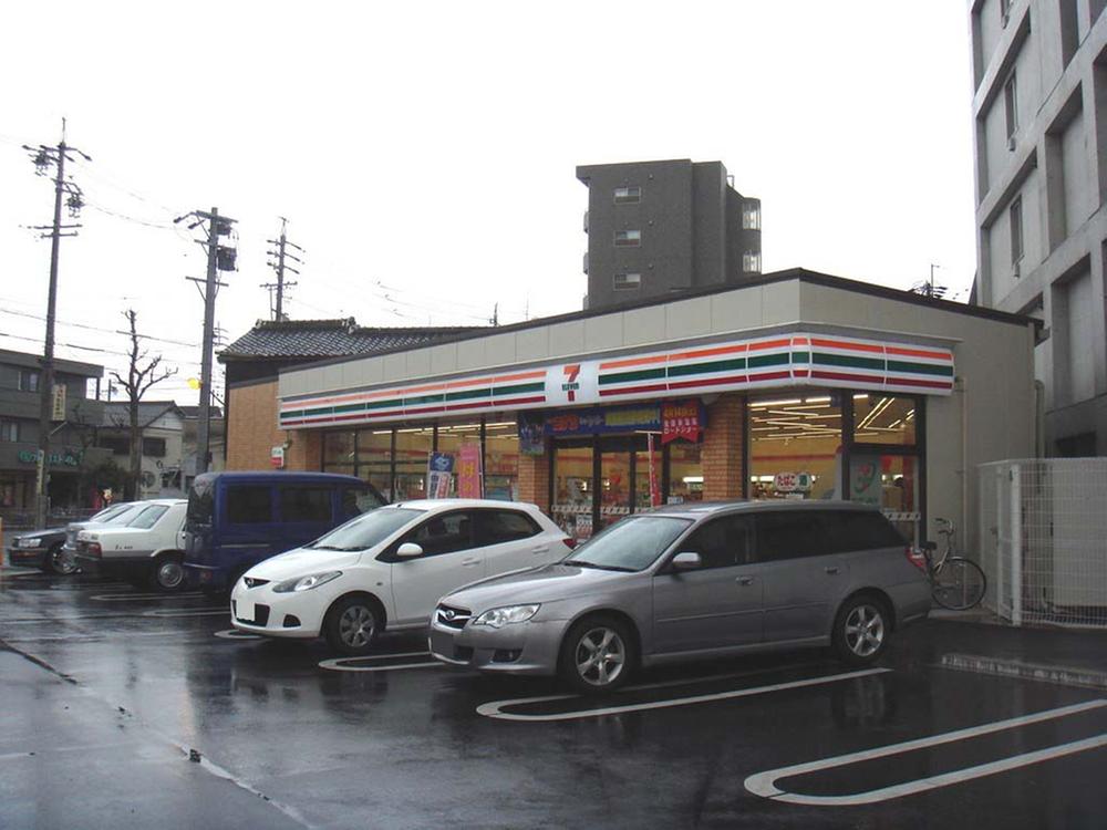 Convenience store. 180m to Seven-Eleven